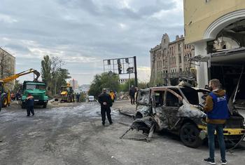 在乌克兰哈尔科夫市中心遭受袭击后的街况。