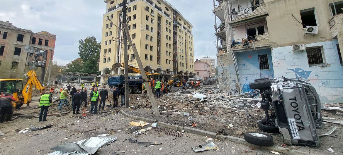 آثار هجوم في وسط مدينة خاركيف، أوكرانيا.