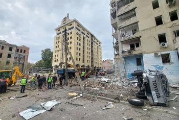 Conséquences d'une attaque dans le centre ville de Kharkiv, en Ukraine.