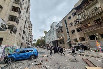 在乌克兰哈尔科夫市中心，居民在查看袭击造成的损失。
