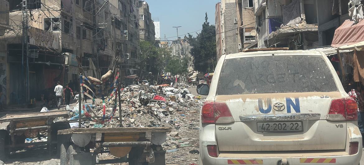 Um veículo da ONU passa pela Cidade de Gaza.