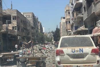 ग़ाज़ा सिटी में तबाही का दृश्य. यूएन सहायता वाहन की कोशिश.