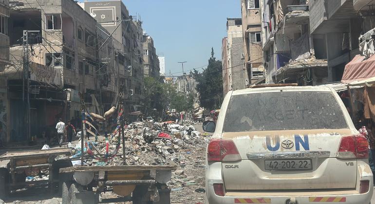 Um veículo da ONU passa pela Cidade de Gaza