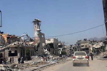一辆联合国车辆穿过加沙城的废墟。