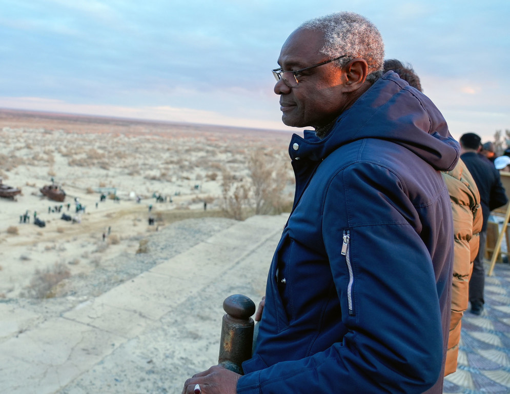 El Secretario Ejecutivo de la CNULD, Ibrahim Thiaw, visita el Mar de Aral en Uzbekistán, que está sufriendo los efectos de la sequía.