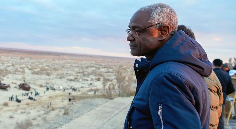 El Secretario Ejecutivo de la CNULD, Ibrahim Thiaw, visita el Mar de Aral en Uzbekistán, que está sufriendo los efectos de la sequía.