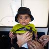 一名 6 个月大的男孩在巴基斯坦信德省的一个流动疫苗接种站接受疫苗接种。