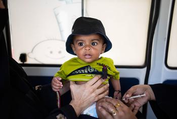 Un garçon de 6 mois est vacciné dans une unité mobile de vaccination dans la province du Sindh, au Pakistan.