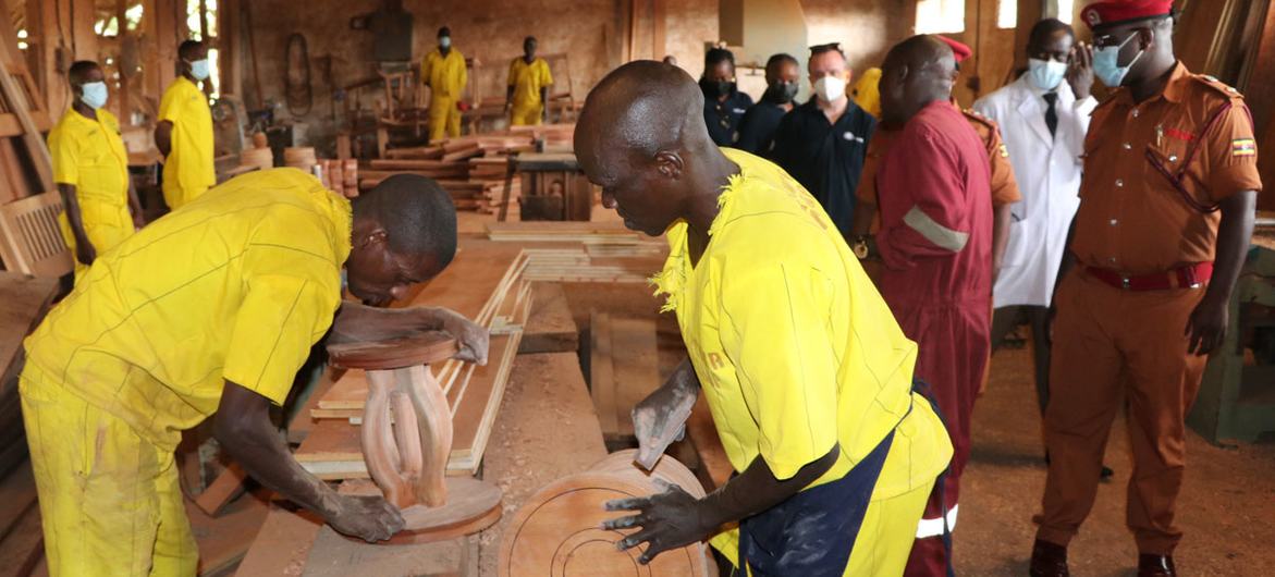 Reclusos realizando trabajos de carpintería como parte de la capacitación y rehabilitación en la prisión de Murchison Bay, Luzira, Uganda. ..