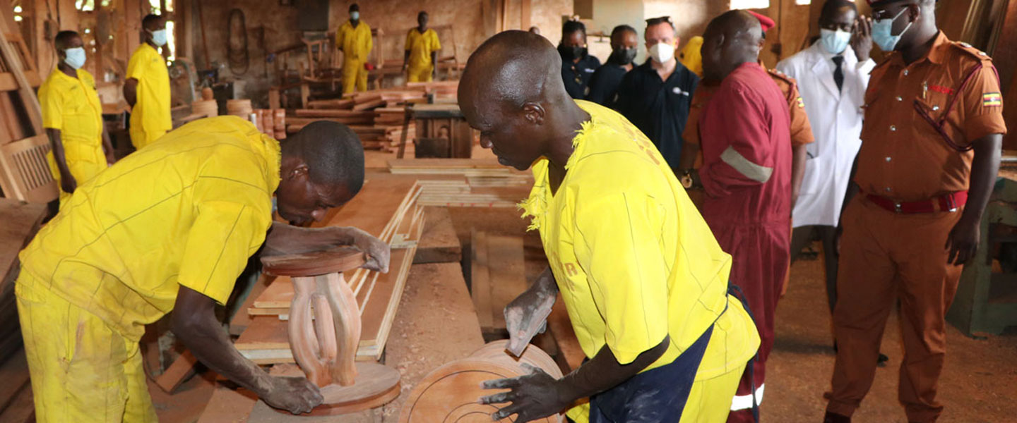 سجناء يقومون بأعمال نجارة كجزء من إعادة التأهيل في سجن خليج مورشيسون ، لوزيرا ، أوغندا.