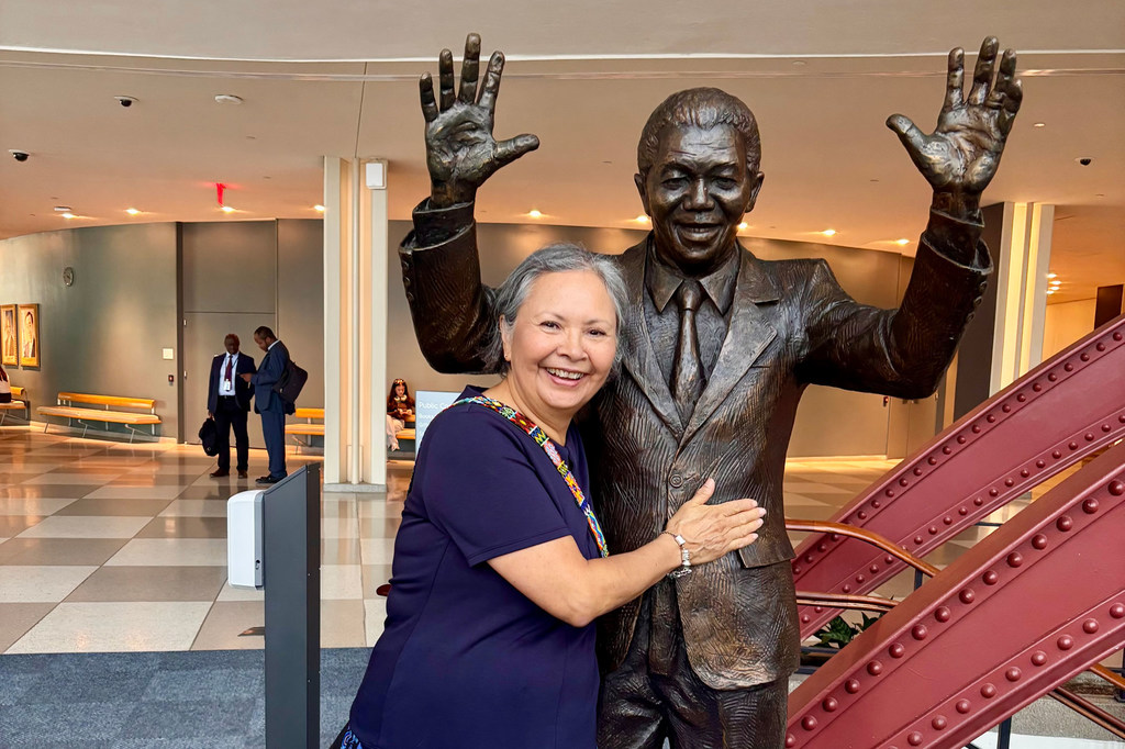 Brenda Reynolds, a recipient of the 2025 United Nations Nelson Rolihlahla Mandela Prize, poses with a statute of the late South African President at UN Headquarters in New York. Brenda Reynolds, a recipient of the 2025 United Nations Nelson Rolihlahla Mandela Prize, poses with a statute of the late South African President at UN Headquarters in New York.