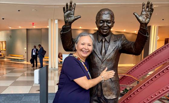 2025年联合国纳尔逊·罗利赫拉赫拉·曼德拉奖得主布伦达·雷诺兹在纽约联合国总部与已故南非总统的雕像合影。