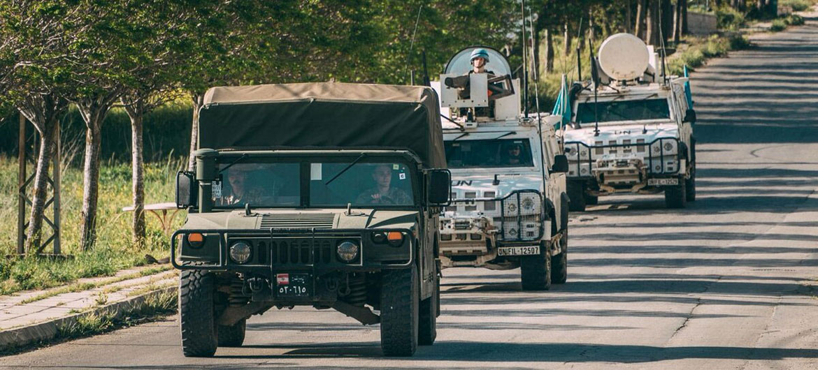Un convoi militaire de véhicules de la FINUL et de l'armée libanaise patrouille une route du Sud-Liban.