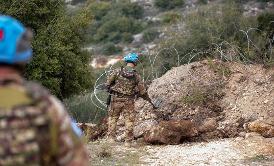 من الأرشيف: جنود حفظ السلام التابعين لليونيفيل يقومون بدورية في جنوب لبنان
