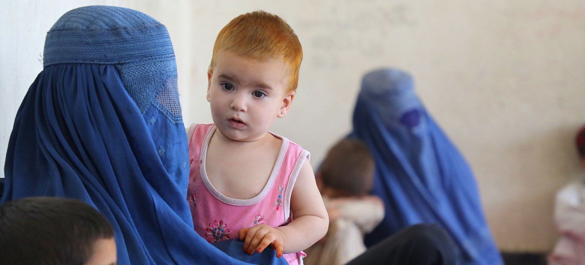 Famílias buscaram abrigo em escola no sul de Cabul