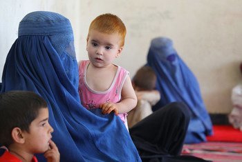 Более 400 семей из провинций Кундуз, Сар-э Поль и Тахар нашли приют в здании средней школы на юге Кабула.