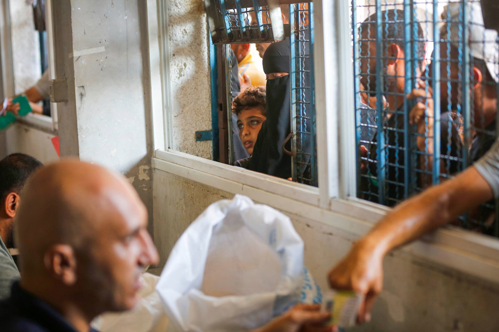 De la nourriture est distribuée à des familles à Gaza.