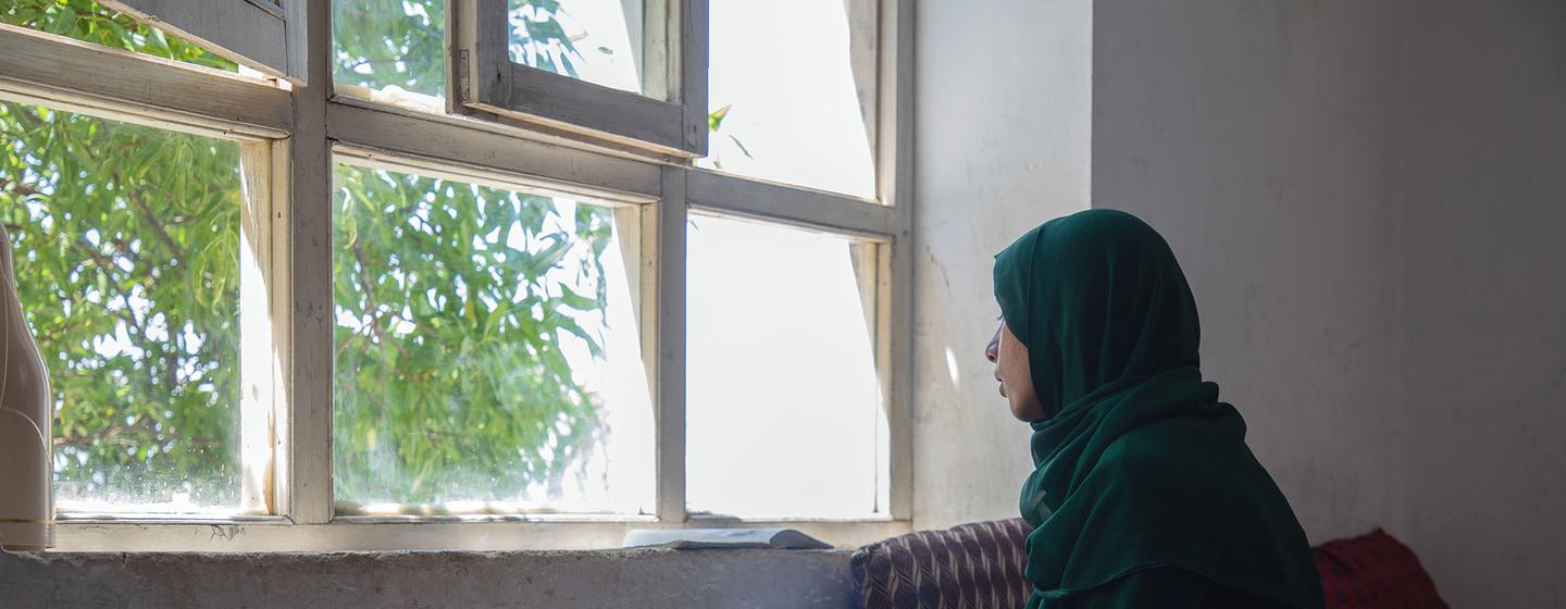En Afghanistan, une adolescente reste à la maison car elle n’est plus autorisée à aller à l’école.