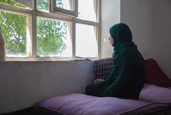 En Afghanistan, une adolescente reste à la maison car elle n’est plus autorisée à aller à l’école.