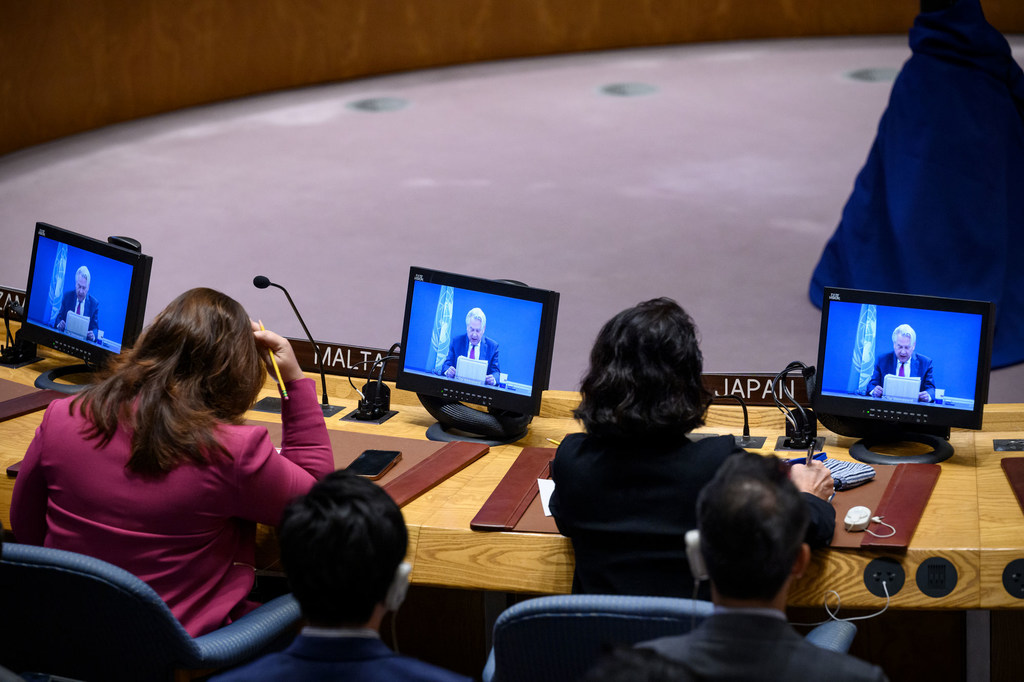 Le Coordonnateur spécial des Nations Unies pour le processus de paix au Moyen-Orient, Tor Wennesland (à l'écran), informe le Conseil de sécurité de l'ONU en août de la situation dans la région, y compris de la question palestinienne.