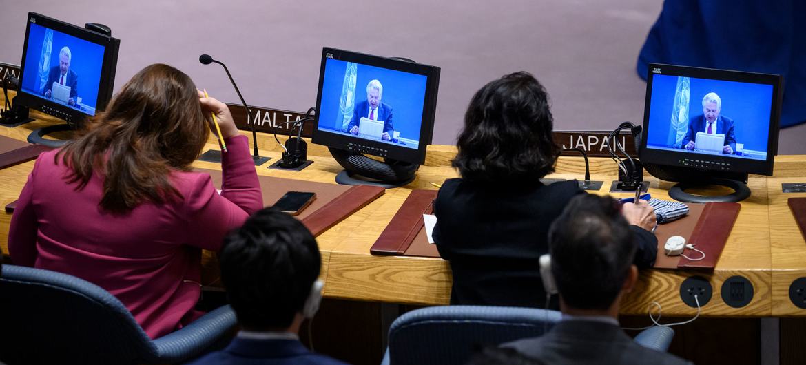 The UN Special Coordinator for the Middle East Peace Process, Tor Wennesland (on screen), briefs the UN Security Council meeting in August. (file)