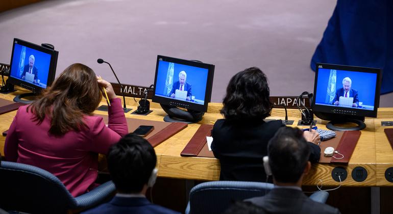 अगस्त में, मध्य पूर्व शान्ति प्रक्रिया के लिए संयुक्त राष्ट्र के विशेष समन्वयक, टोर वेनेसलैंड (स्क्रीन पर), संयुक्त राष्ट्र सुरक्षा परिषद की बैठक की जानकारी देते हुए. (फ़ाइल)