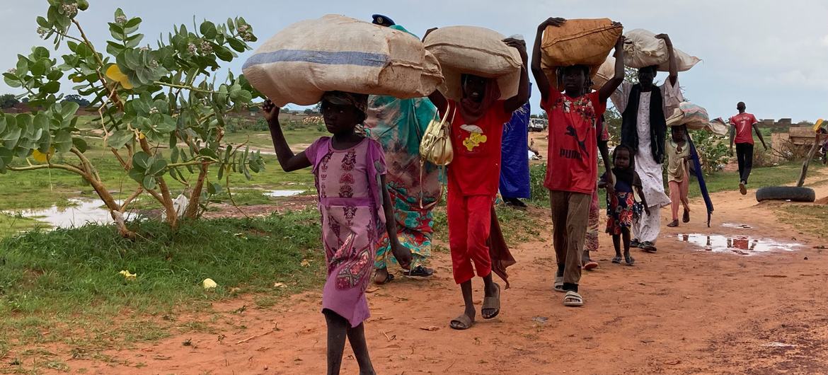 Une famille de réfugiés du Darfour, au Soudan, fuit vers la ville frontalière d'Adre, au Tchad.