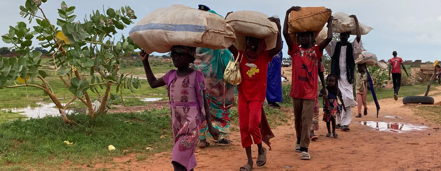 Une famille de réfugiés du Darfour, au Soudan, fuit vers la ville frontalière d'Adre, au Tchad.