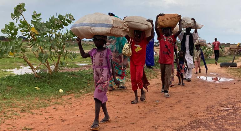 Une famille de réfugiés du Darfour, au Soudan, fuit vers la ville frontalière d'Adre, au Tchad.