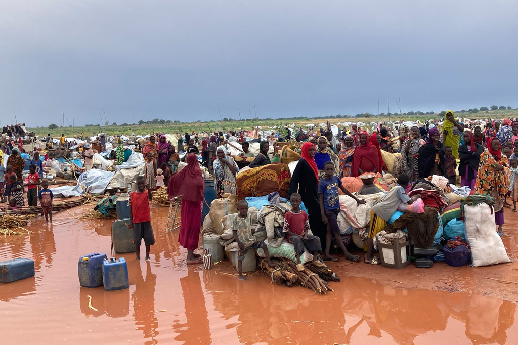 Des réfugiés soudanais arrivent dans un site inondé à Adré, au Tchad.