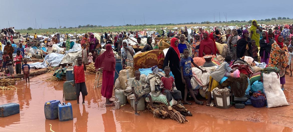 Des réfugiés soudanais arrivent dans un site inondé à Adré, au Tchad.