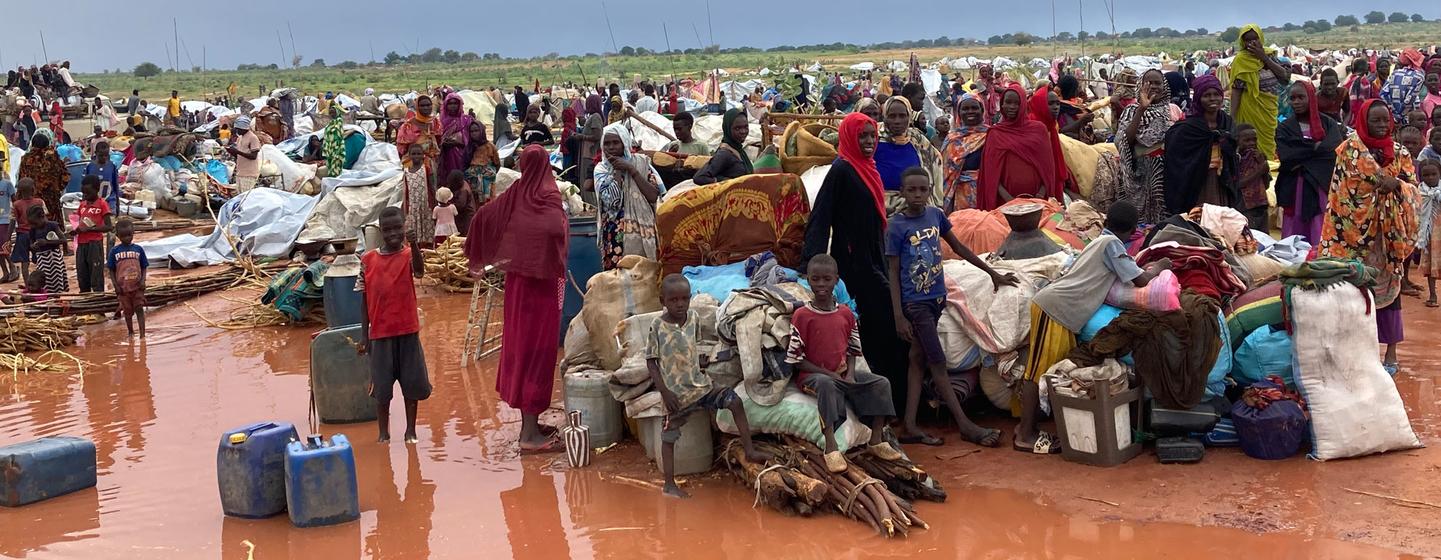 Des réfugiés soudanais arrivent dans un site inondé à Adré, au Tchad.