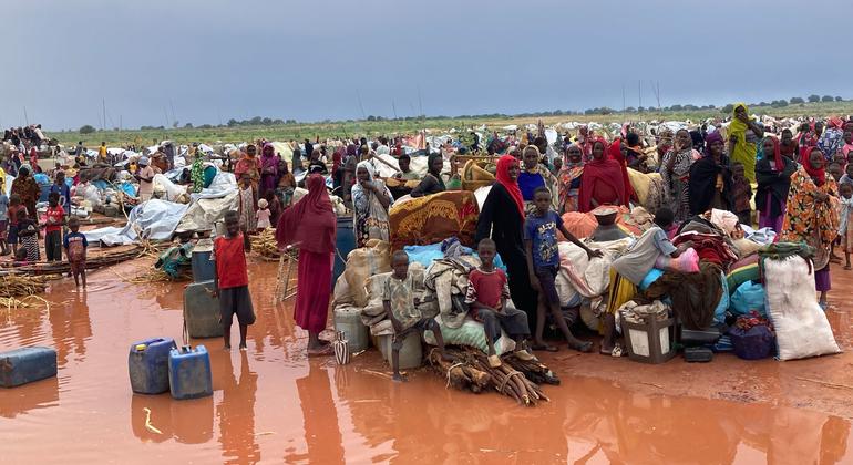 Refugiados sudaneses llegando a una zona inundadad de Adre, en Chad.