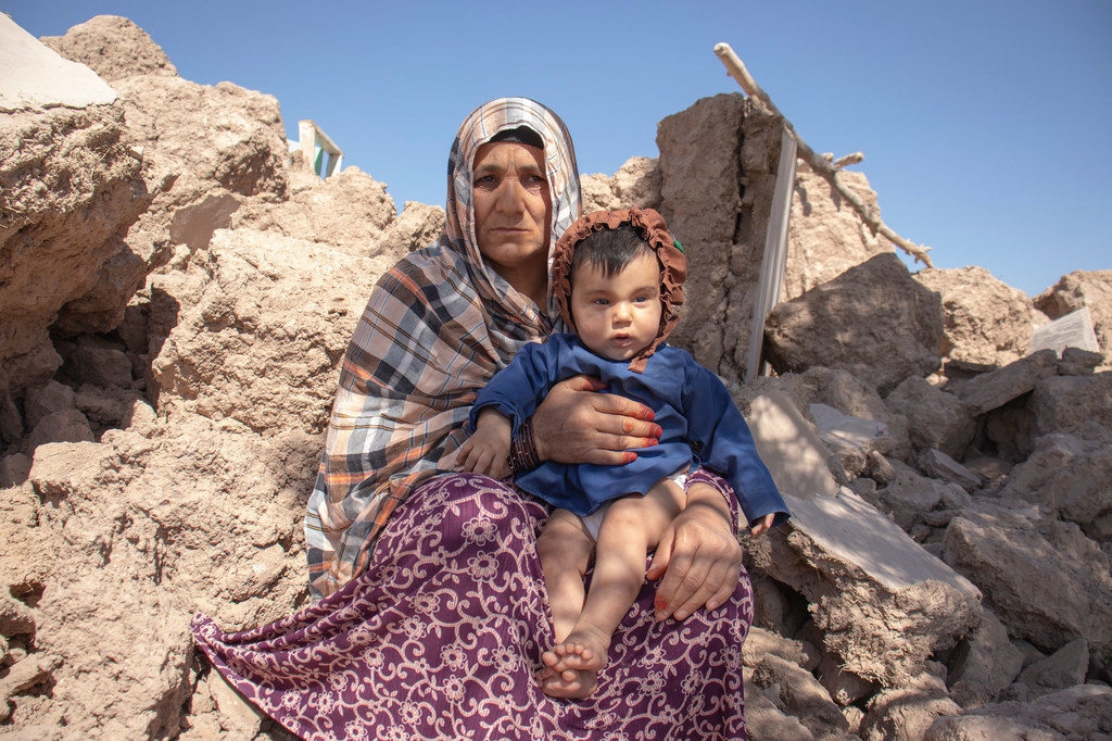 Une femme afghane et son enfant de six mois 