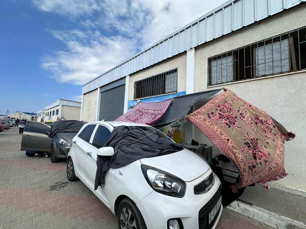 Des familles qui ont fui leur domicile ont construit des abris temporaires dans le sud de Gaza.