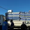 Un camión de la ONU entrega colchones en el sur de Gaza.