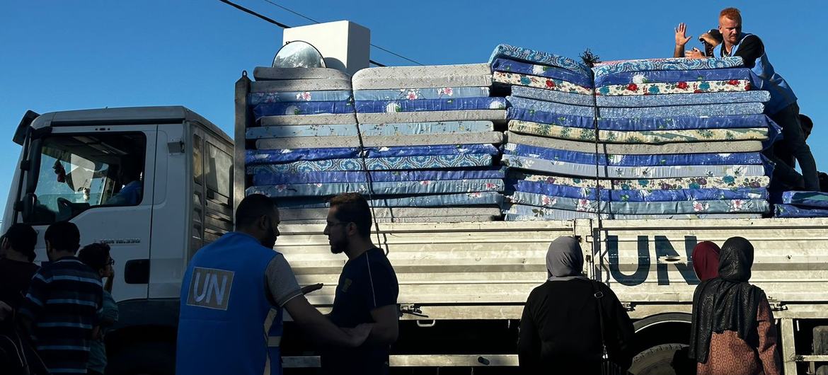 Os colchões são entregues por um caminhão da ONU no sul de Gaza