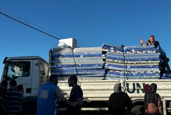 Des matelas sont livrés par un camion de l'ONU dans le sud de Gaza.