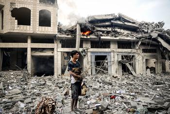 Un menor observa la devastación en el barrio de Tal al-Hawa, en la ciudad de Gaza.