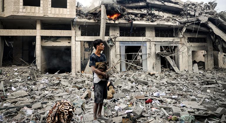 ग़ाज़ा सिटी में इसराइली हमलों से हुई भारी तबाही का एक दृश्य.