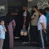 人们在加沙的一家面包店外排队。（资料图片）