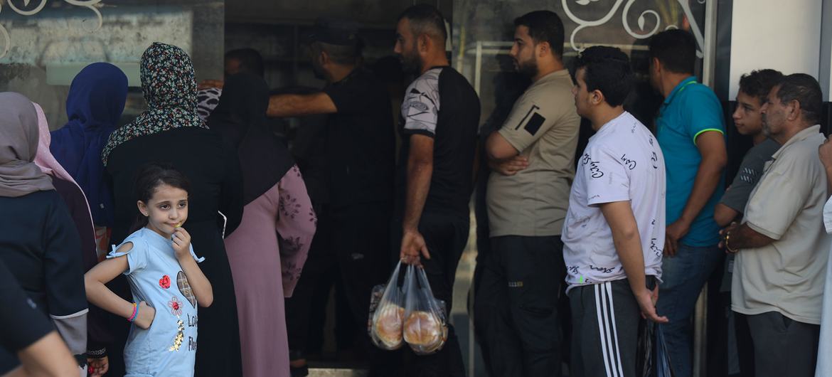 La gente hace cola ante una panadería en Gaza.