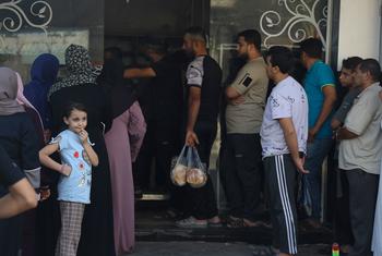 Des gens faisant la queue devant une boulangerie à Gaza.