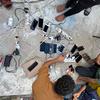 Las personas atrapadas en el conflicto de Gaza recargan sus teléfonos móviles.