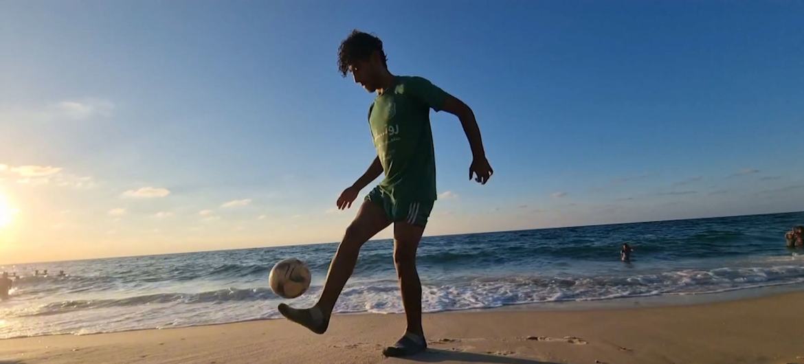 محمد أبو جلدة، لاعب كرة قدم فلسطيني شاب. يحاول أبو جلدة مواصلة تدريباتها على رمال شاطئ مدينة رفح. تأجلت أحلام أبو جلدة بسبب الحرب في غزة.