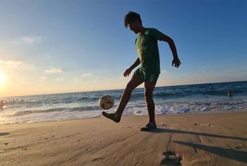 محمد أبو جلدة، لاعب كرة قدم فلسطيني شاب. يحاول أبو جلدة مواصلة تدريباتها على رمال شاطئ مدينة رفح. تأجلت أحلام أبو جلدة بسبب الحرب في غزة.