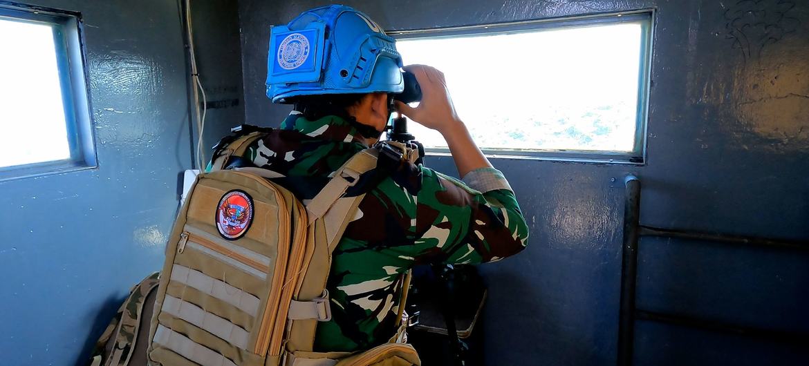 Un soldat de la paix de la FINUL regarde depuis son poste au quartier général de la mission à Naqoura.