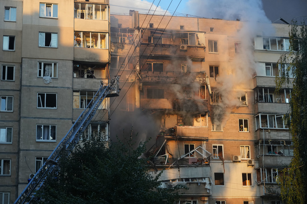 Поврежденное здание в Киеве. (Архив)