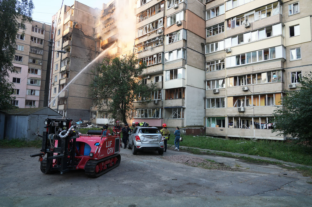 救援人员正在乌克兰首都基辅的一栋居民楼内扑灭火情。