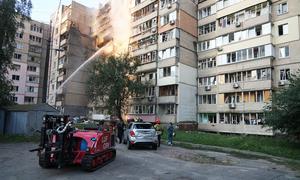Foto de archivo: Los trabajadores de rescate extinguen un incendio en un edificio residencial en la capital ucraniana, Kyiv.